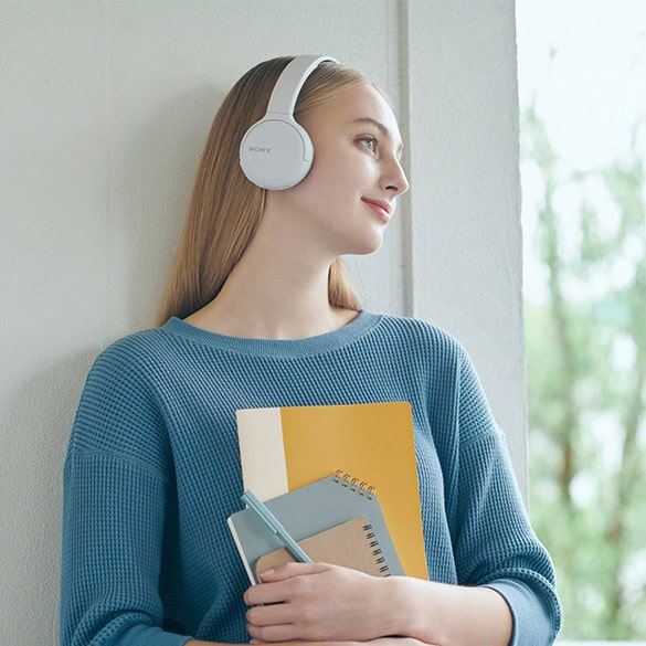 Casques supra-auriculaires - La caractéristique principale d'un casque supra-auriculaire est que les écouteurs repose sur vos oreilles, sans les recouvrir. Idéal pour rester connecter à son environnement, ils sont légers et confortables sans sacrifier la qualité du son et des fonctions toujours plus haut de gamme.