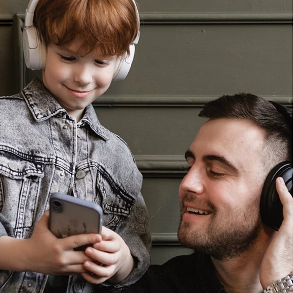 Casques circum-auriculaires - Coupez-vous du monde extérieur pour quelques instants ou quelques heures. Les casques circum-auriculaires recouvrent complètement vos oreilles et vous plongent instantanément dans un cocon de tranquilité pour profiter de vos morceaux préférés.