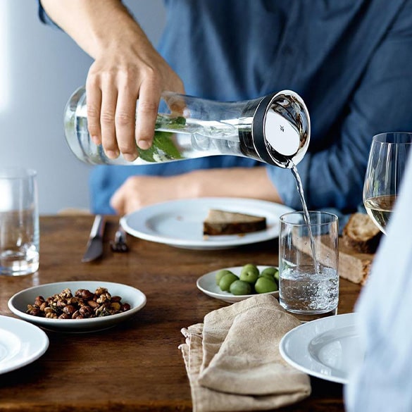 Carafe à eau - La plus élégante des carafes à décantation, agrémentée de glaçons ou de fruits pour parfaire l'expérience.