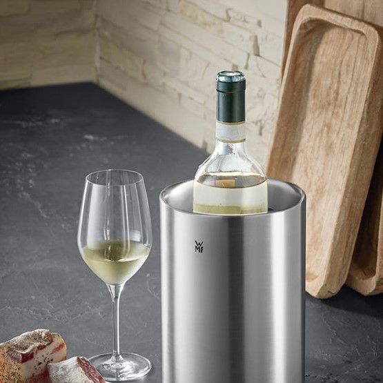 Accessoires à Vin - Une belle collection d'accessoires à vin WMF, comportant un refroidisseur à vin et un bouchon réutilisable.